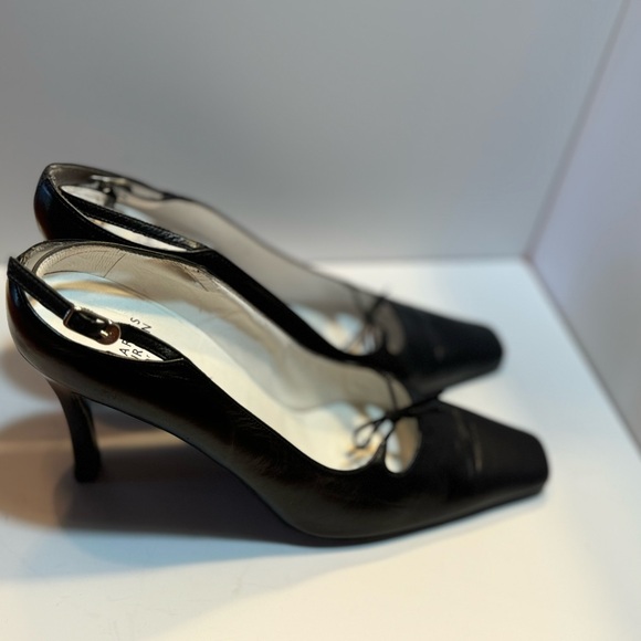 Great condition, beautiful shoe. Perfect for work, comfortable. 4 in heel - Picture 3 of 15